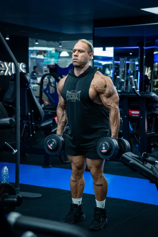 Ricardo de cuerpo entero con mancuernas